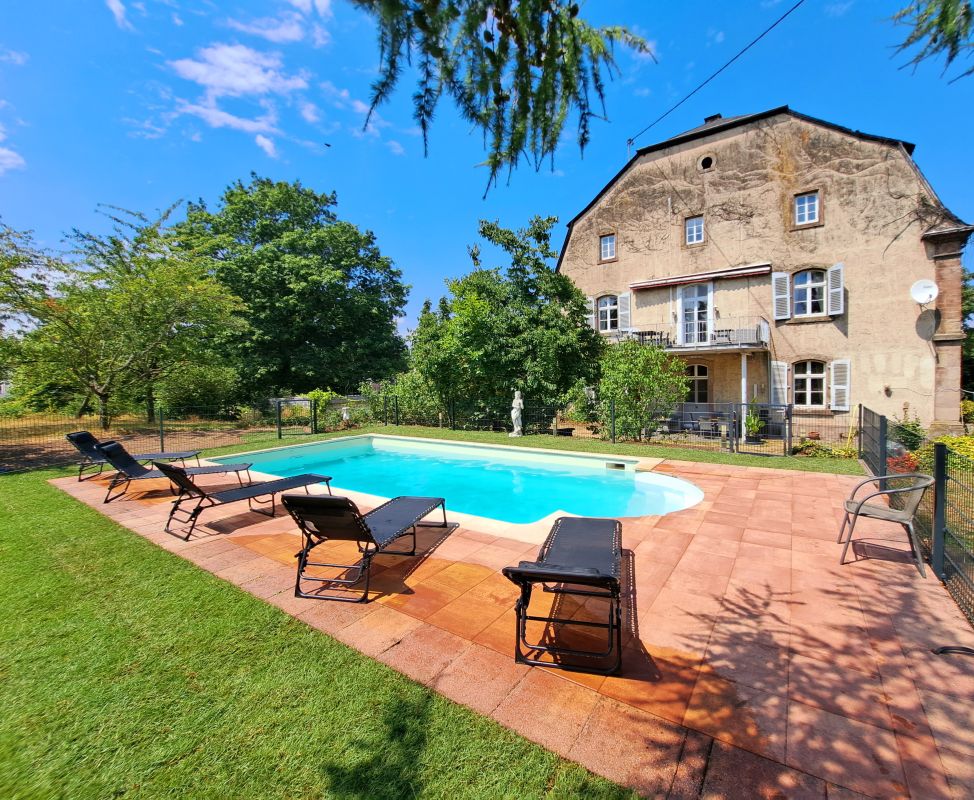 Ferienwohnung mit Pool im Saarland – Außenpool im Schloss Hilbringen in Merzig